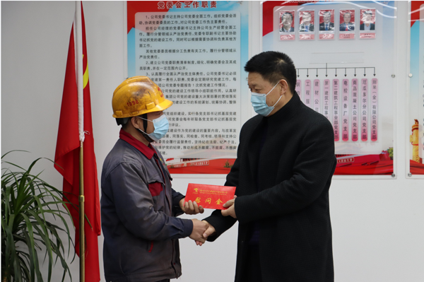 集團公司黨委委員、副總經(jīng)理胡新付到公司走訪慰問