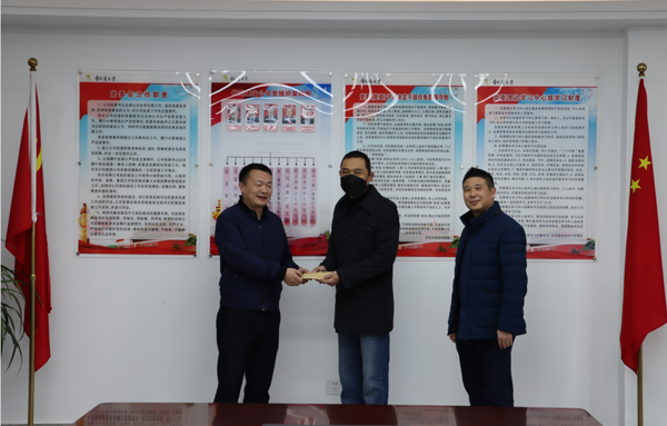 集團公司黨委委員、副總經(jīng)理胡新付到公司走訪慰問